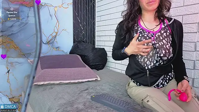 eva delight  online show from March 27, 2026, 12:06 pm