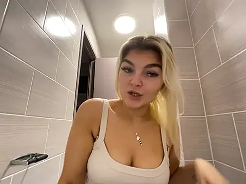 rosie-hipstergal online show from January 17, 2026, 3:15 pm