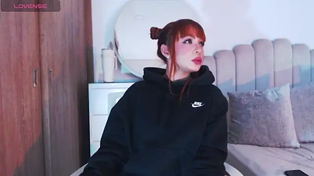 GiaStonne online show from November 13, 2025, 5:33 am