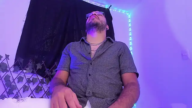 Snapshot of MarkWolfe1 chatting on October 29, 2025, 9:36 pm MarkWolfe1 online show from October 29, 2025, 9:36 pm