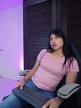 YeseniaRodriguez3 online show from April 13, 2026, 12:31 pm