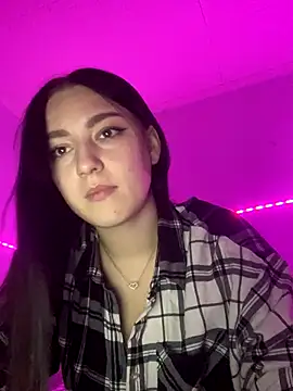 Snapshot of _Sinara_ chatting on October 28, 2025, 6:18 pm  Sinara  online show from October 28, 2025, 6:18 pm