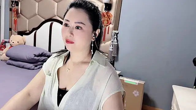 yaoyao22678 online show from April 6, 2026, 2:40 am