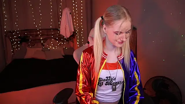 Snapshot of MonicaVelen chatting on October 28, 2025, 6:23 am MonicaVelen online show from October 28, 2025, 6:23 am