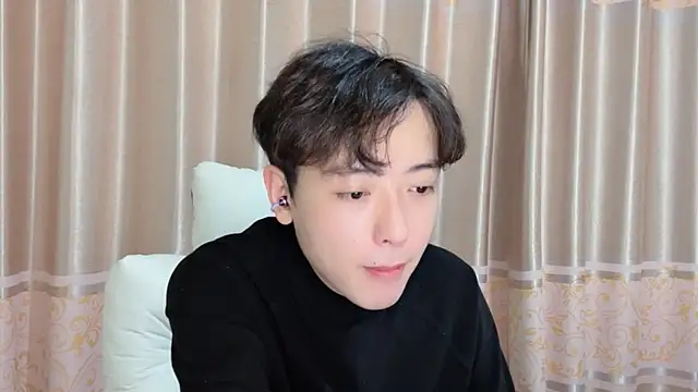 xiaoxiao1025 online show from November 5, 2025, 12:41 pm