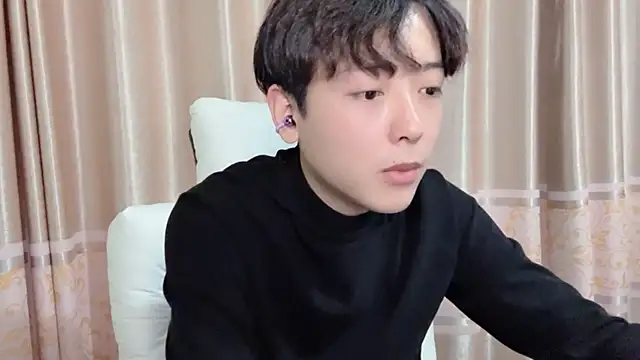 xiaoxiao1025 online show from October 26, 2025, 12:49 pm