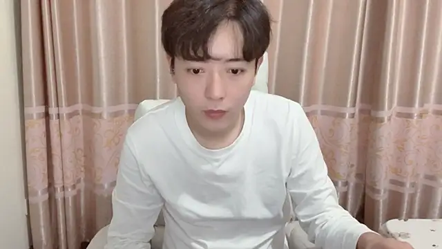 xiaoxiao1025 online show from November 2, 2025, 12:32 pm