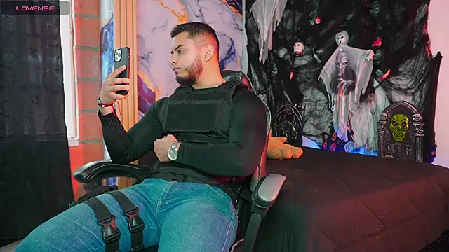 Tiler wolker online show from October 31, 2025, 7:54 pm