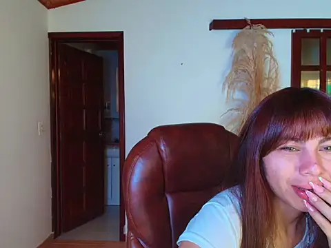 Romina Lazaro online show from October 27, 2025, 1:23 pm