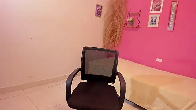 elmasmas01 online show from November 2, 2025, 2:27 am