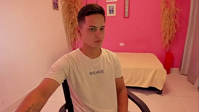 elmasmas01 online show from November 15, 2025, 9:08 pm