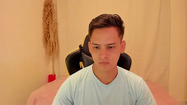 elmasmas01 online show from January 12, 2026, 2:02 pm