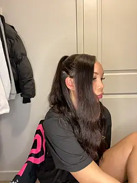 nikkiloveee online show from December 3, 2025, 5:52 am