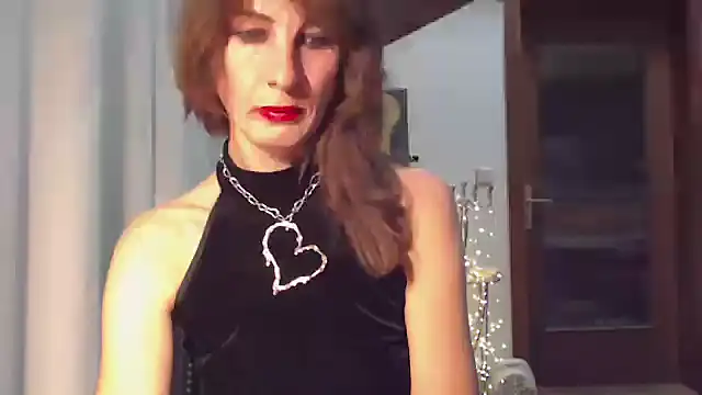 Snapshot of MissDyannis chatting on November 10, 2025, 9:09 pm MissDyannis online show from November 10, 2025, 9:09 pm