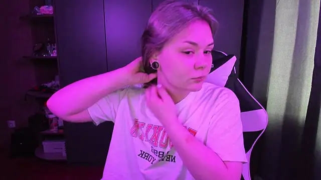 sophia lix online show from November 10, 2025, 5:23 am