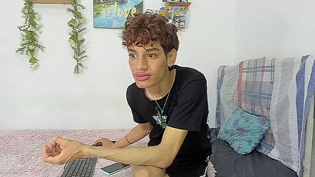 Snapshot of Augustvalen chatting on November 5, 2025, 12:36 am Augustvalen online show from November 5, 2025, 12:36 am