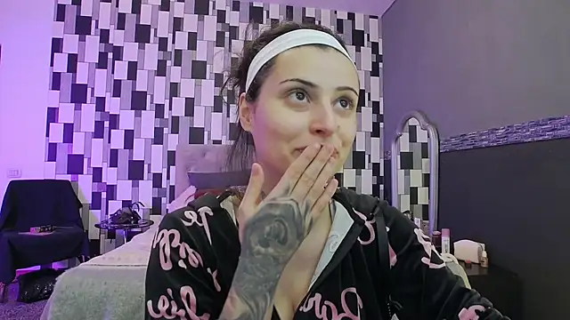 venusinylons online show from November 27, 2025, 12:38 pm