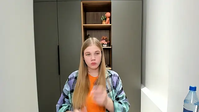 LuciaTiell online show from October 28, 2025, 8:46 am