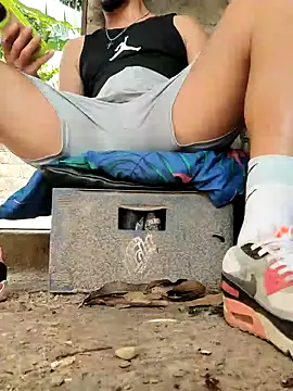 Youngpigmaster online show from October 28, 2025, 3:44 pm