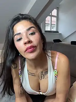 NadyGlame online show from November 20, 2025, 9:10 am