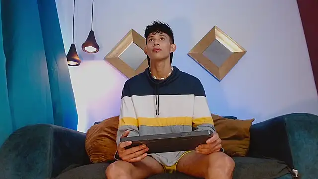 KamiSuarez online show from November 1, 2025, 1:16 pm