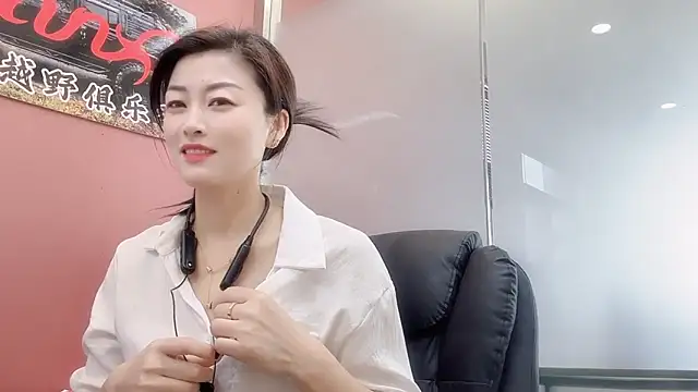 Snapshot of Maneki-neku chatting on November 2, 2025, 3:22 am Maneki-neku online show from November 2, 2025, 3:22 am