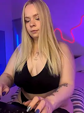 LisaCandy1 online show from December 3, 2025, 4:39 pm