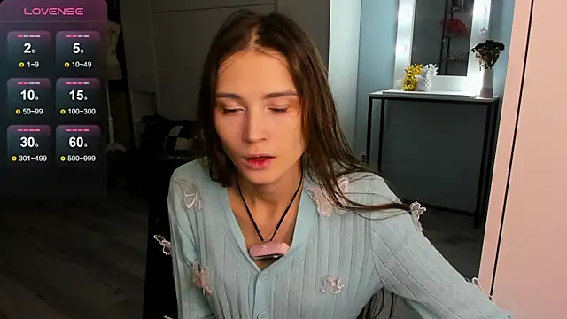 Hana Flo  online show from December 18, 2025, 2:10 pm