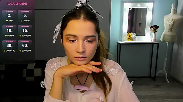 Hana Flo  online show from December 15, 2025, 2:12 pm