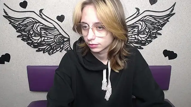 Snapshot of TracyLll chatting on November 16, 2025, 12:10 pm TracyLll online show from November 16, 2025, 12:10 pm