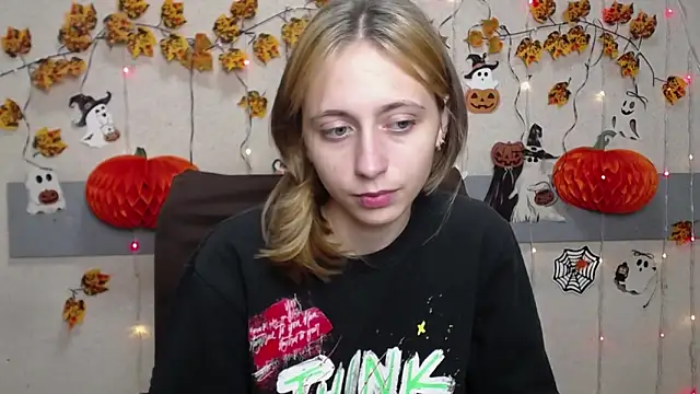 Snapshot of TracyLll chatting on November 10, 2025, 11:48 am TracyLll online show from November 10, 2025, 11:48 am