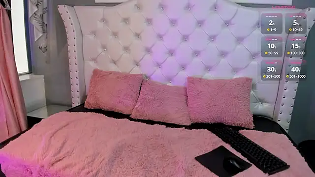 Cristinawhite online show from December 15, 2025, 7:52 pm