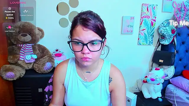 Snapshot of Emma_boo chatting on January 17, 2026, 4:21 pm Emma boo online show from January 17, 2026, 4:21 pm