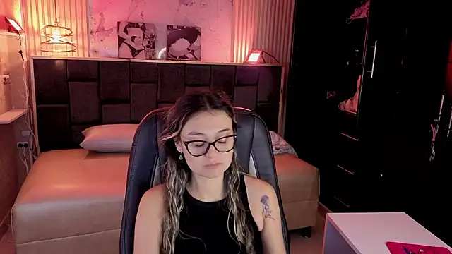 Im-Lola online show from February 27, 2026, 8:41 pm