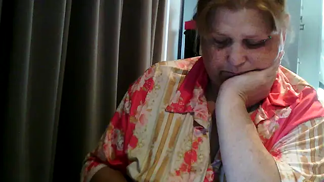 Snapshot of Sylviastar46 chatting on June 3, 2026, 9:32 am Sylviastar46 online show from June 3, 2026, 9:32 am