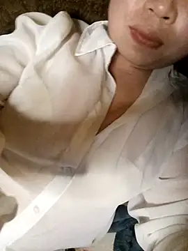 Snapshot of julybe chatting on March 3, 2026, 6:09 am julybe online show from March 3, 2026, 6:09 am