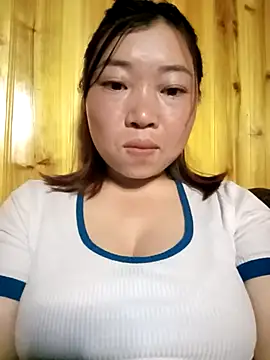 Snapshot of julybe chatting on February 18, 2026, 10:44 am julybe online show from February 18, 2026, 10:44 am