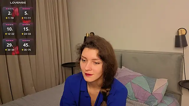 LauraYoungg online show from November 3, 2025, 7:28 pm