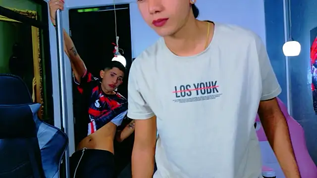 darwinandbrayann online show from November 12, 2025, 8:01 pm