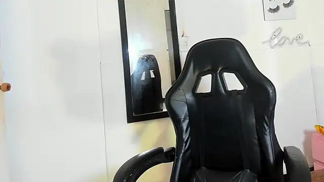 Snapshot of Evaa_white chatting on January 10, 2026, 12:44 pm Evaa white online show from January 10, 2026, 12:44 pm