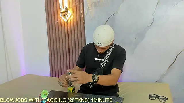 Snapshot of DamianandEva chatting on May 1, 2026, 12:43 pm DamianandEva online show from May 1, 2026, 12:43 pm
