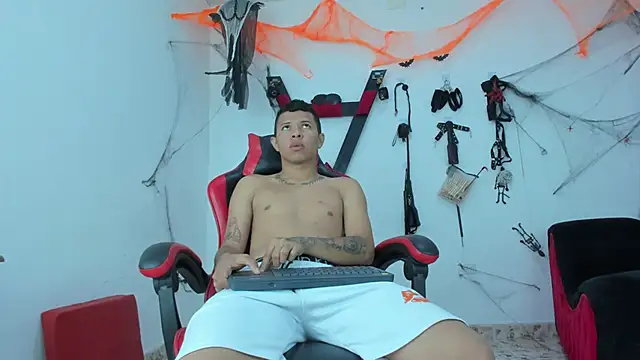 Steven19 LatinBoy online show from November 4, 2025, 11:58 am