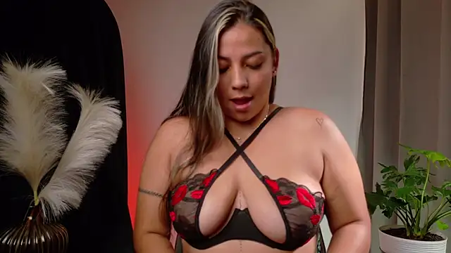 Zara Nova online show from April 22, 2026, 5:53 pm