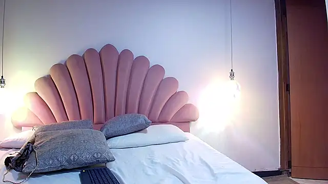 CamilaVoit online show from November 11, 2025, 3:45 am