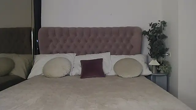 Sandra angel  online show from November 15, 2025, 12:03 am