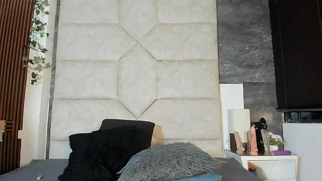 Liia Leens online show from February 8, 2026, 4:32 am