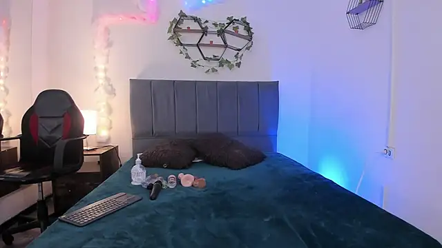 Lucerop  online show from February 24, 2026, 3:40 am