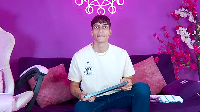 AlessioVitale online show from November 24, 2025, 12:16 pm