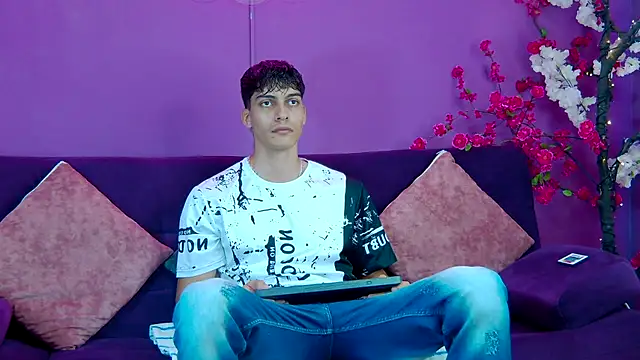 AlessioVitale online show from November 30, 2025, 1:34 pm