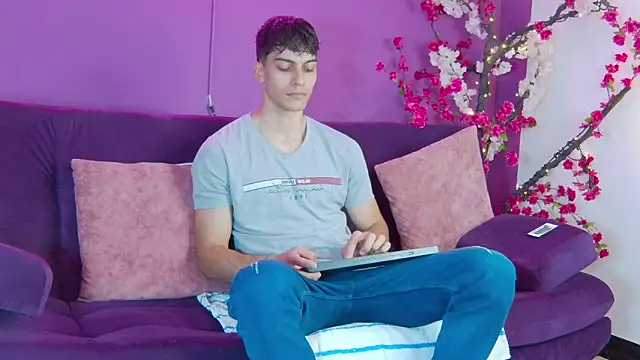 AlessioVitale online show from November 26, 2025, 12:16 pm